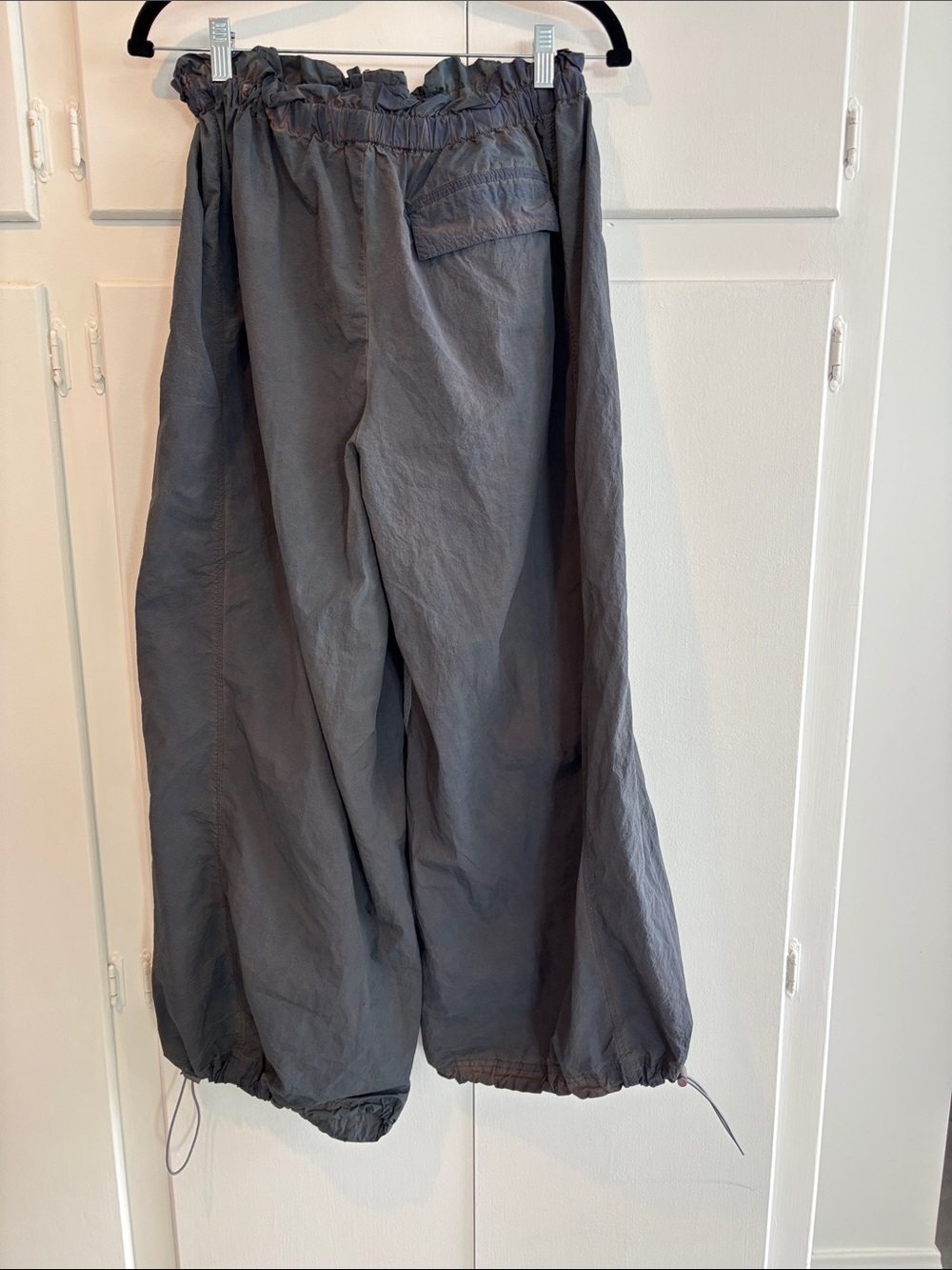 UO Grey/Blue parachute pants with adjustable waist and ankles. Women’s L